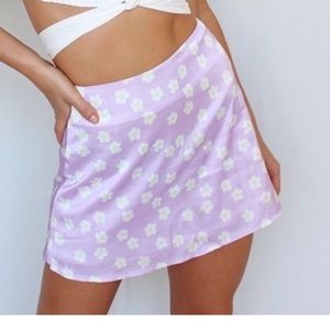 Princess Polly Silky Lilac Olton Floral Print
Mini Skirt With Daisy  US Size 2